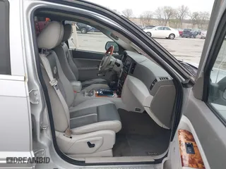 2007 Jeep Grand Cherokee Overland with VIN 1J8HR68237C676686, listed as a IAAI auction lot 42073411 with 194,524 mi miles. Bid and sale history available at carsss.com. Image 5.