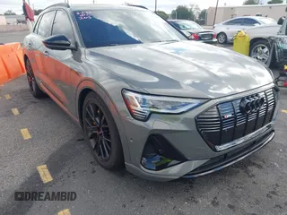 2023 Audi e-tron Chronos z VIN WA1VABGE7PB025664, wystawiony jako IAAI lot #41742996 z przebiegiem 13 275 mil mil oraz . Historia ofert i sprzedaży dostępna na DreamBid. Obrazek 1.