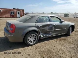 2008 Chrysler 300 Touring z VIN 2C3KA53G48H105566, wystawiony jako Copart lot #56949195 z przebiegiem 89 630 mil mil oraz Szkoda całkowita • Salvage title. Historia ofert i sprzedaży dostępna na DreamBid. Obrazek 3.
