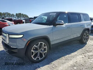 2024 Rivian R1S Adventure z VIN 7PDSGBBA2RN038666, wystawiony jako Copart lot #46632855 z przebiegiem 12 784 mil mil oraz Szkoda całkowita • Salvage title. Historia ofert i sprzedaży dostępna na DreamBid. Obrazek 1.