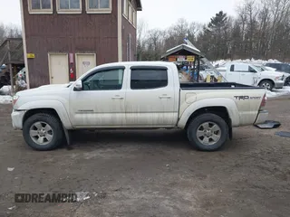 2014 Toyota Tacoma with VIN 3TMLU4EN5EM157590, listed as a IAAI auction lot 41687141 with 111,836 mi miles. Bid and sale history available at carsss.com. Image 14.