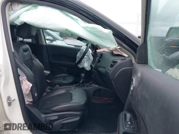 2020 Jeep Compass Trailhawk z VIN 3C4NJDDB6LT126585, wystawiony jako IAAI lot #42210794 z przebiegiem 132 220 mil mil oraz . Historia ofert i sprzedaży dostępna na DreamBid. Obrazek 5.