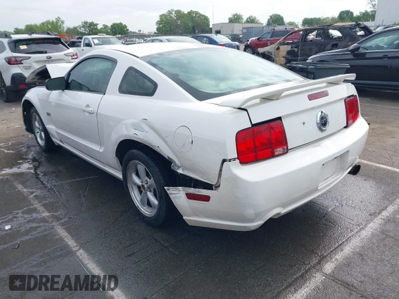 2006 Ford Mustang GT Deluxe z VIN 1ZVFT82H865246421, wystawiony jako IAAI lot #42007809 z przebiegiem 205 896 mil mil oraz . Historia ofert i sprzedaży dostępna na DreamBid. Obrazek 3.