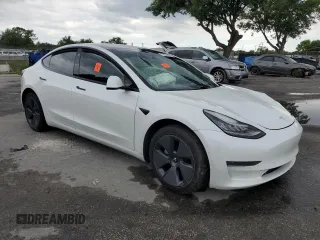 2021 Tesla Model 3 Standard Range Plus z VIN 5YJ3E1EA2MF859832, wystawiony jako Copart lot #56743865 z przebiegiem 77 025 mil mil oraz Nie do naprawy. Historia ofert i sprzedaży dostępna na DreamBid. Obrazek 4.