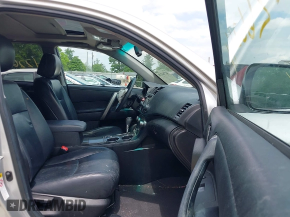 2013 Toyota Highlander z VIN 5TDZK3EH0DS127237, wystawiony jako IAAI lot #42266241 z przebiegiem 241 582 mil mil oraz . Historia ofert i sprzedaży dostępna na DreamBid. Obrazek 5.