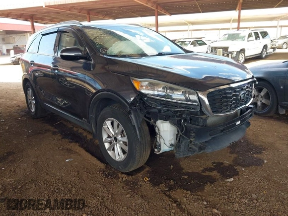 2019 Kia Sorento LX z VIN 5XYPGDA32KG439966, wystawiony jako IAAI lot #42046846 z przebiegiem 101 592 mil mil oraz . Historia ofert i sprzedaży dostępna na DreamBid. Obrazek 1.