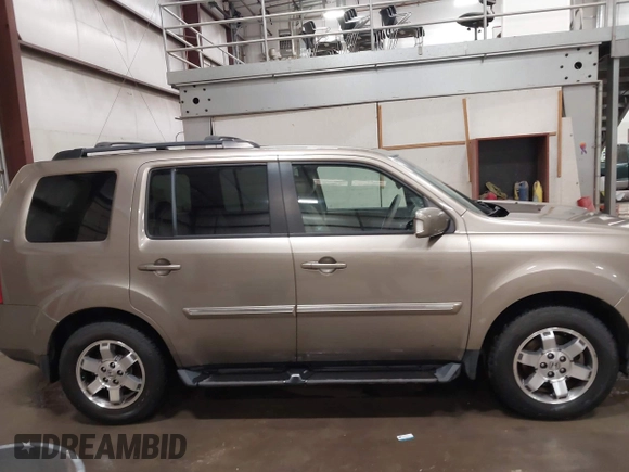 2011 Honda Pilot Touring with VIN 5FNYF4H92BB053458, listed as a IAAI auction lot 41594708 with 136,454 mi miles. Bid and sale history available at carsss.com. Image 14.