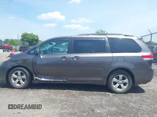2012 Toyota Sienna LE AAS z VIN 5TDKK3DC9CS252274, wystawiony jako IAAI lot #42553516 z przebiegiem 311 650 mil mil oraz . Historia ofert i sprzedaży dostępna na DreamBid. Obrazek 14.