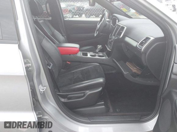 2018 Jeep Grand Cherokee Laredo E z VIN 1C4RJEAG5JC404022, wystawiony jako IAAI lot #42586412 z przebiegiem 95 798 mil mil oraz . Historia ofert i sprzedaży dostępna na DreamBid. Obrazek 5.