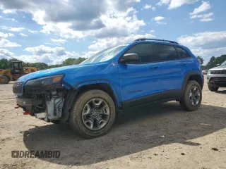 2019 Jeep Cherokee Trailhawk z VIN 1C4PJMBX0KD311114, wystawiony jako Copart lot #58799765 z przebiegiem 60 833 mil mil oraz Szkoda całkowita • Salvage title. Historia ofert i sprzedaży dostępna na DreamBid. Obrazek 1.