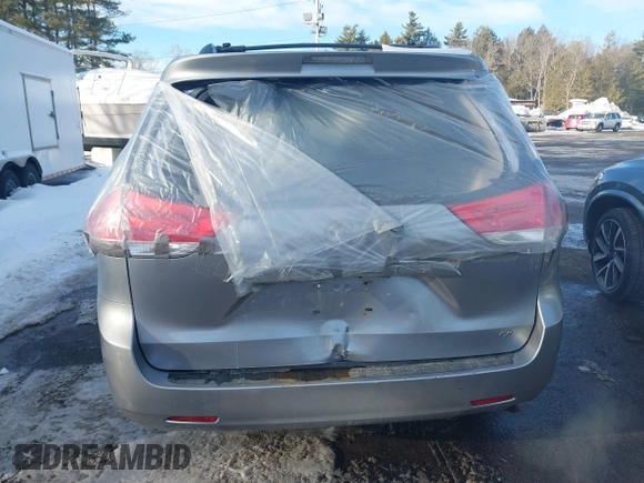 2012 Toyota Sienna LE AAS z VIN 5TDKK3DC2CS245540, wystawiony jako IAAI lot #41622653 z przebiegiem 226 969 mil mil oraz . Historia ofert i sprzedaży dostępna na DreamBid. Obrazek 17.
