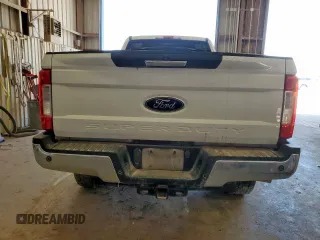 2018 Ford F-250 XL z VIN 1FT7W2BT9JEB71401, wystawiony jako Copart lot #63932135 z przebiegiem 135 383 mil mil oraz Szkoda całkowita • Salvage title. Historia ofert i sprzedaży dostępna na DreamBid. Obrazek 6.