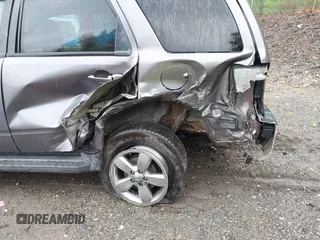 2010 Ford Escape Limited z VIN 1FMCU9EGXAKA70120, wystawiony jako IAAI lot #42330489 z przebiegiem 179 604 mil mil oraz . Historia ofert i sprzedaży dostępna na DreamBid. Obrazek 6.