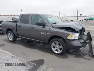 2015 Ram 1500 Express z VIN 1C6RR6KT7FS789257, wystawiony jako IAAI lot #42487877 z przebiegiem 100 481 mil mil oraz . Historia ofert i sprzedaży dostępna na DreamBid. Obrazek 1.