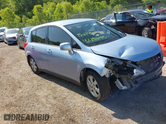 2009 Nissan Versa S z VIN 3N1BC13E29L404742, wystawiony jako IAAI lot #42394095 z przebiegiem 183 334 mil mil oraz . Historia ofert i sprzedaży dostępna na DreamBid. Obrazek 1.