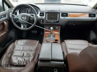 2013 Volkswagen Touareg Lux z VIN WVGEF9BP6DD010285, wystawiony jako Copart lot #54008285 z przebiegiem 172 257 mil mil oraz Czysty tytuł • Clean title. Historia ofert i sprzedaży dostępna na DreamBid. Obrazek 8.
