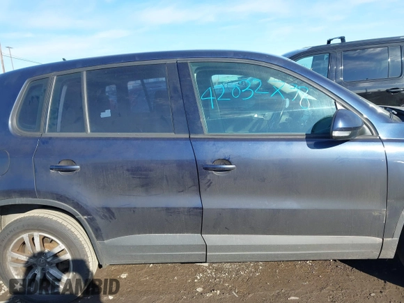 2014 Volkswagen Tiguan SE z VIN WVGAV3AX7EW541355, wystawiony jako IAAI lot #42032798 z przebiegiem 220 940 mil mil oraz . Historia ofert i sprzedaży dostępna na DreamBid. Obrazek 13.