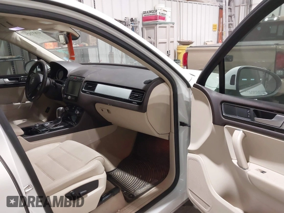 2016 Volkswagen Touareg Sport с VIN WVGEF9BP2GD010630, выставлен на аукционе IAAI как лот 41837326 с пробегом 178 640 миль миль и . История ставок и продаж доступна на DreamBid. Изображение 5.