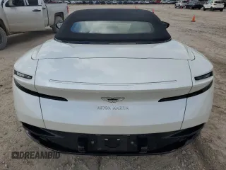 2020 Aston Martin DB11 z VIN SCFRMFCWXLGM09361, wystawiony jako Copart lot #80071914 z przebiegiem 10 972 mil mil oraz Szkody całkowita. Historia ofert i sprzedaży dostępna na DreamBid. Obrazek 6.