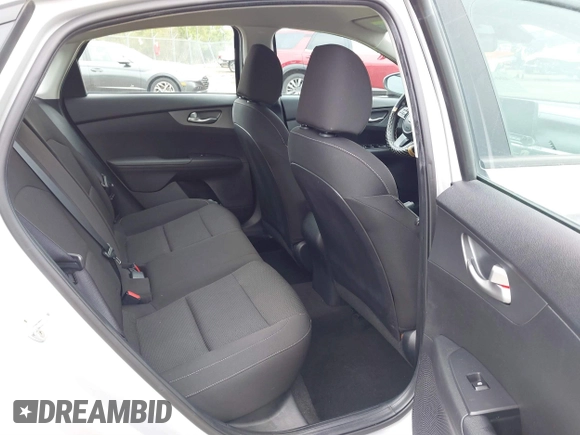 2021 Kia Forte FE z VIN 3KPF24AD6ME286740, wystawiony jako IAAI lot #40040318 z przebiegiem 60 179 mil mil oraz . Historia ofert i sprzedaży dostępna na DreamBid. Obrazek 8.