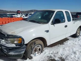 2002 Ford F-150 XL z VIN 1FTRX17W02KB68165, wystawiony jako IAAI lot #41613625 z przebiegiem 151 957 mil mil oraz . Historia ofert i sprzedaży dostępna na DreamBid. Obrazek 2.
