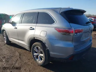 2015 Toyota Highlander XLE with VIN 5TDJKRFH8FS122806, listed as a IAAI auction lot 41791648 with 149,973 mi miles. Bid and sale history available at carsss.com. Image 3.