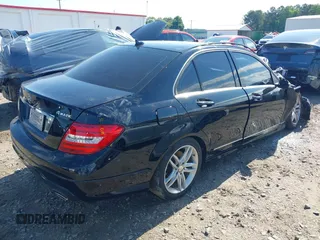 2013 Mercedes-Benz C 300 Sport z VIN WDDGF8AB3DG123189, wystawiony jako IAAI lot #42201267 z przebiegiem 127 315 mil mil oraz . Historia ofert i sprzedaży dostępna na DreamBid. Obrazek 4.