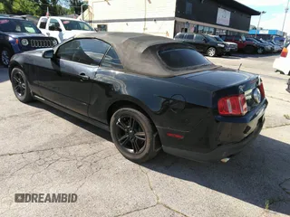 2012 Ford Mustang V6 z VIN 1ZVBP8EM2C5273329, wystawiony jako IAAI lot #42357858 z przebiegiem 168 728 mil mil oraz . Historia ofert i sprzedaży dostępna na DreamBid. Obrazek 3.