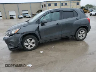 2020 Chevrolet Trax LS z VIN 3GNCJNSB3LL168980, wystawiony jako Copart lot #52048835 z przebiegiem 52 455 mil mil oraz Szkoda całkowita • Salvage title. Historia ofert i sprzedaży dostępna na DreamBid. Obrazek 1.