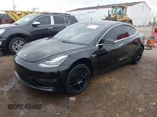 2018 Tesla Model 3 Long Range Battery z VIN 5YJ3E1EA7JF035546, wystawiony jako IAAI lot #42064239 z przebiegiem 113 210 mil mil oraz . Historia ofert i sprzedaży dostępna na DreamBid. Obrazek 19.