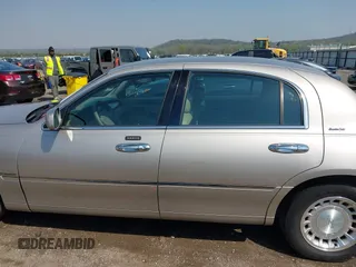 2002 Lincoln Town Car Executive z VIN 1LNHM81W12Y620302, wystawiony jako IAAI lot #41952738 z przebiegiem 83 062 mil mil oraz . Historia ofert i sprzedaży dostępna na DreamBid. Obrazek 14.