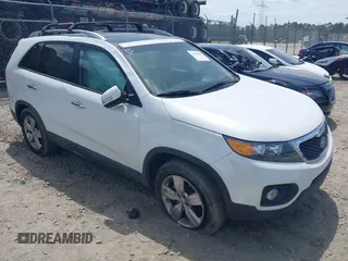 2012 Kia Sorento EX z VIN 5XYKU4A27CG289882, wystawiony jako IAAI lot #42157804 z przebiegiem 141 451 mil mil oraz . Historia ofert i sprzedaży dostępna na DreamBid. Obrazek 1.