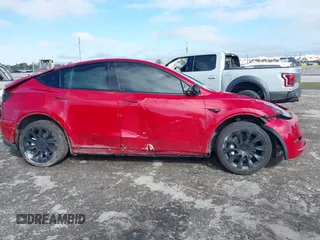 2022 Tesla Model Y Long Range z VIN 7SAYGDEE1NF385414, wystawiony jako IAAI lot #41660542 z przebiegiem 54 075 mil mil oraz . Historia ofert i sprzedaży dostępna na DreamBid. Obrazek 13.