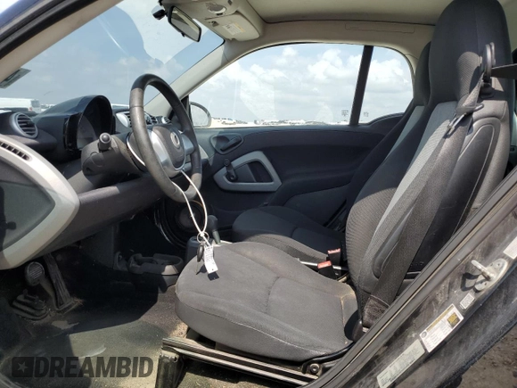 2015 Smart fortwo Passion z VIN WMEEJ3BA1FK793625, wystawiony jako Copart lot #47408555 z przebiegiem 66 795 mil mil oraz Szkody całkowita. Historia ofert i sprzedaży dostępna na DreamBid. Obrazek 7.