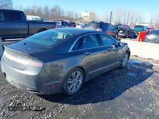 2016 Lincoln MKZ z VIN 3LN6L2JK1GR623839, wystawiony jako IAAI lot #41652096 z przebiegiem 109 931 mil mil oraz . Historia ofert i sprzedaży dostępna na DreamBid. Obrazek 4.