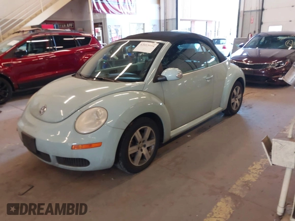 2006 Volkswagen Beetle z VIN 3VWRF31Y36M320055, wystawiony jako IAAI lot #42015054 z przebiegiem 123 350 mil mil oraz . Historia ofert i sprzedaży dostępna na DreamBid. Obrazek 2.