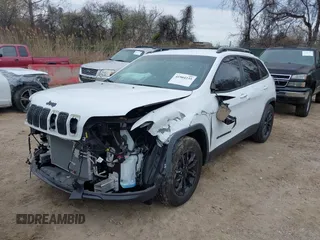 2023 Jeep Cherokee Altitude Lux z VIN 1C4PJMMB9PD101541, wystawiony jako IAAI lot #41904235 z przebiegiem 16 690 mil mil oraz . Historia ofert i sprzedaży dostępna na DreamBid. Obrazek 18.