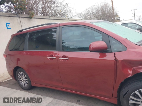 2018 Toyota Sienna XLE Auto Access Seat with VIN 5TDYZ3DC8JS932914, listed as a IAAI auction lot 41178252 with 112,009 mi miles. Bid and sale history available at carsss.com. Image 13.
