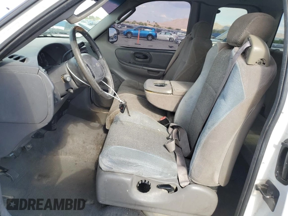 2002 Ford F-150 XL z VIN 1FTRX17W22NB22531, wystawiony jako Copart lot #54694475 z przebiegiem Nie podano mil oraz Szkoda całkowita • Salvage title. Historia ofert i sprzedaży dostępna na DreamBid. Obrazek 7.