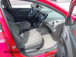 2015 Chevrolet Sonic LT z VIN 1G1JC5SH1F4139849, wystawiony jako IAAI lot #41993984 z przebiegiem 147 240 mil mil oraz . Historia ofert i sprzedaży dostępna na DreamBid. Obrazek 5.
