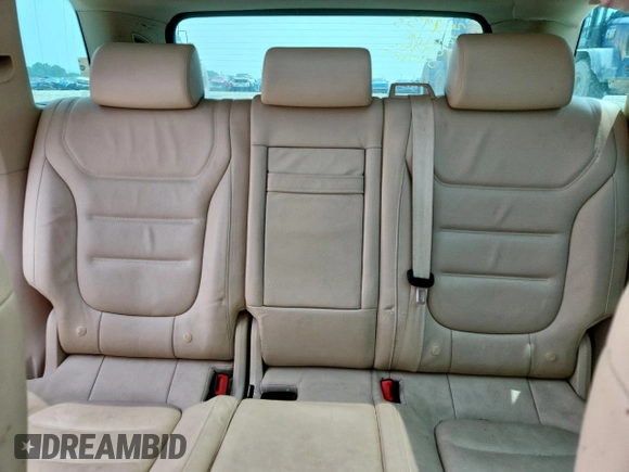 2013 Volkswagen Touareg Exec z VIN WVGEF9BP3DD012463, wystawiony jako Copart lot #57499915 z przebiegiem 104 981 mil mil oraz Szkody całkowita. Historia ofert i sprzedaży dostępna na DreamBid. Obrazek 10.