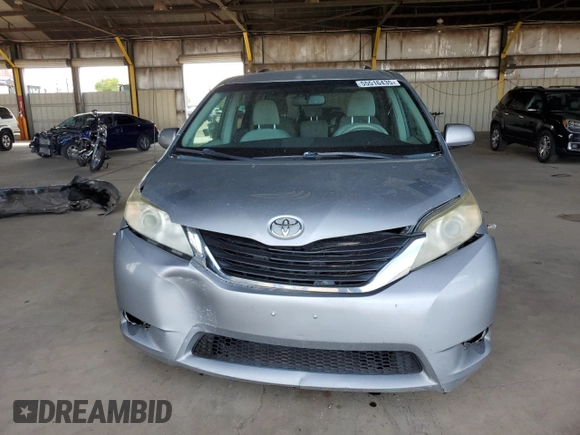 2014 Toyota Sienna LE AAS z VIN 5TDKK3DC6ES455092, wystawiony jako Copart lot #55516435 z przebiegiem 256 846 mil mil oraz Szkoda całkowita • Salvage title. Historia ofert i sprzedaży dostępna na DreamBid. Obrazek 5.