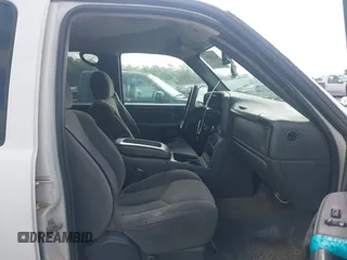 2005 Chevrolet Silverado 1500HD LT z VIN 1GCGC13U85F821460, wystawiony jako IAAI lot #42150934 z przebiegiem 272 356 mil mil oraz . Historia ofert i sprzedaży dostępna na DreamBid. Obrazek 5.