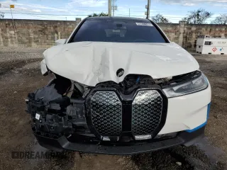 2024 BMW iX xDrive50 z VIN WB523CF02RCS04556, wystawiony jako Copart lot #46817195 z przebiegiem 7 915 mil mil oraz Czysty tytuł • Clean title. Historia ofert i sprzedaży dostępna na DreamBid. Obrazek 5.
