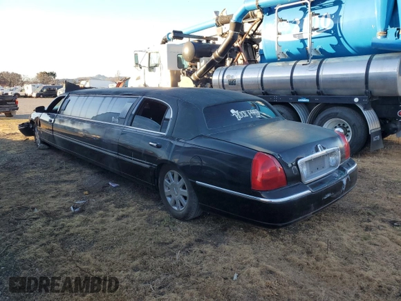 2003 Lincoln Town Car Executive z VIN 1L1FM81W23Y609867, wystawiony jako Copart lot #89137665 z przebiegiem 175 211 mil mil oraz Szkoda całkowita • Salvage title. Historia ofert i sprzedaży dostępna na DreamBid. Obrazek 2.