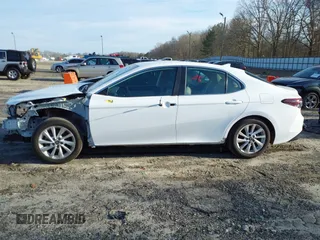 2024 Toyota Camry LE z VIN 4T1C11AK3RU879043, wystawiony jako IAAI lot #41601018 z przebiegiem 38 442 mil mil oraz . Historia ofert i sprzedaży dostępna na DreamBid. Obrazek 15.