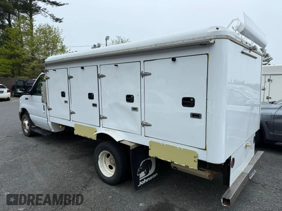 2018 Ford Econoline Commercial z VIN 1FDXE4FS9JDC33221, wystawiony jako Copart lot #56857655 z przebiegiem 111 690 mil mil oraz Czysty tytuł • Clean title. Historia ofert i sprzedaży dostępna na DreamBid. Obrazek 3.