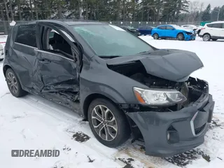 2018 Chevrolet Sonic LT z VIN 1G1JD6SB4J4106822, wystawiony jako IAAI lot #41591103 z przebiegiem 74 497 mil mil oraz . Historia ofert i sprzedaży dostępna na DreamBid. Obrazek 6.