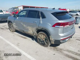 2024 Volkswagen Atlas SE z VIN 1V2KE2CA3RC243791, wystawiony jako IAAI lot #42037645 z przebiegiem 24 932 mil mil oraz . Historia ofert i sprzedaży dostępna na DreamBid. Obrazek 3.