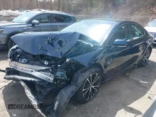 2020 Toyota Camry SE z VIN 4T1G11BKXLU002444, wystawiony jako IAAI lot #41948501 z przebiegiem 53 902 mil mil oraz . Historia ofert i sprzedaży dostępna na DreamBid. Obrazek 17.